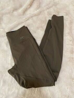 Arc’teryx women’s Essent high-rise army green leggings